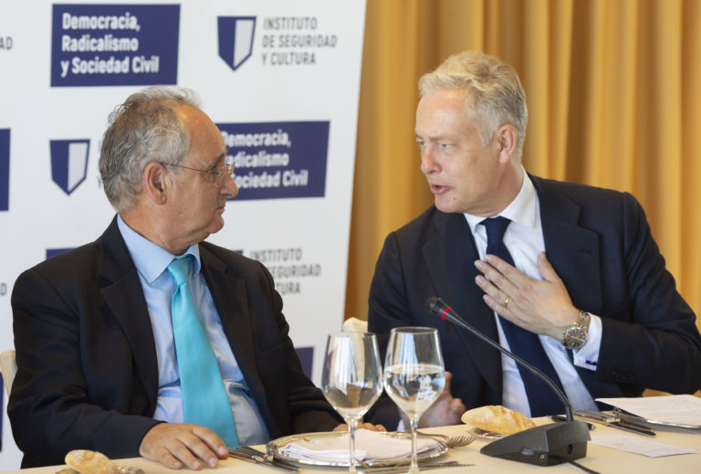 Simon Manley: «La colaboración entre Reino Unido y España nos hace más fuertes ante las amenazas comunes»