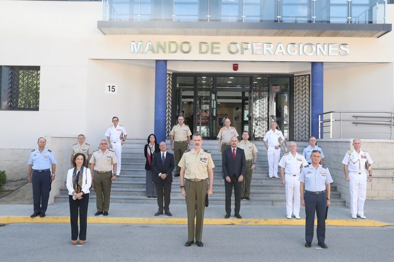 El Rey anima a las Fuerzas Armadas a «continuar trabajando codo con codo con el resto de la sociedad»