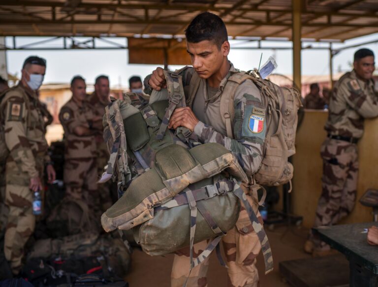 Francia retira a sus últimos soldados de Mali tras nueve años de misión